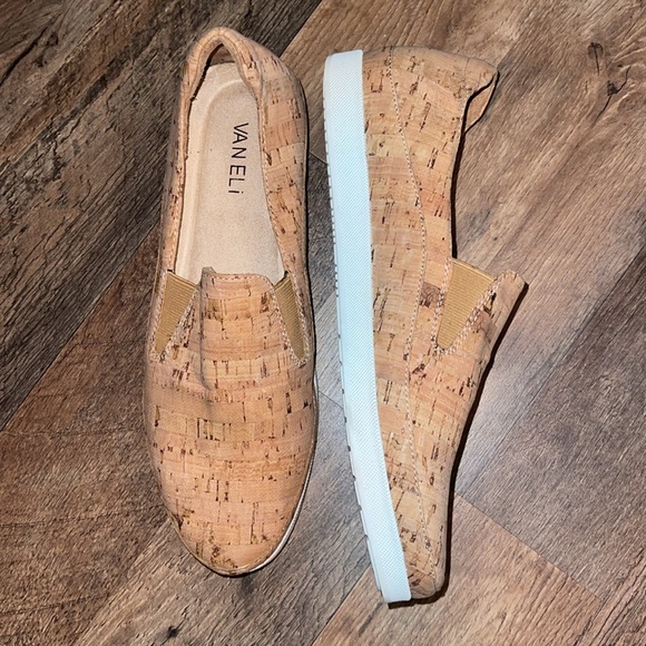 🌹VANELI TAN SLIP ON - Picture 2 of 4